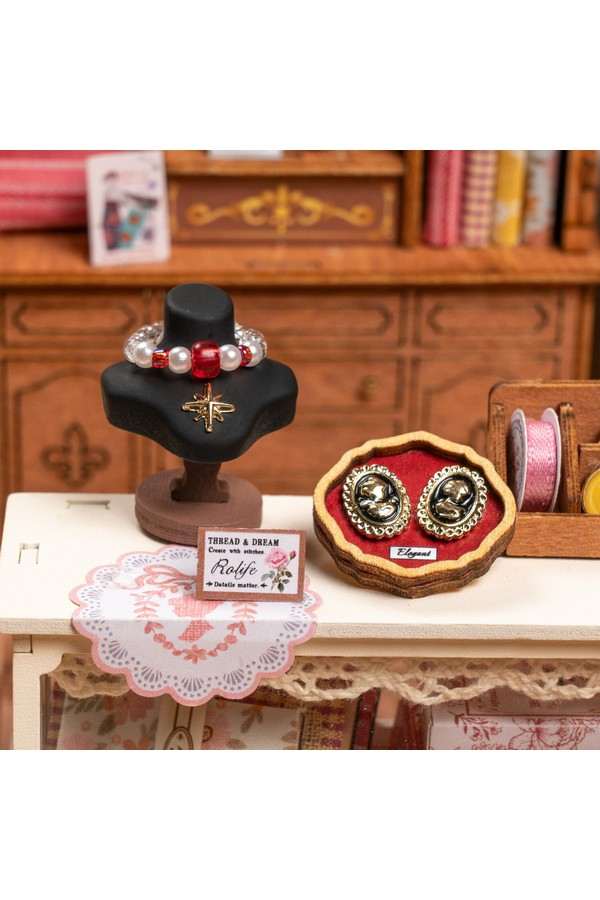 DIY Miniatuurhuis, Elsa’s Tailoring - Image 2